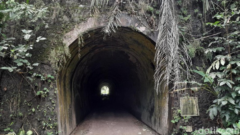 Terowongan Cikacepit di Pangandaran peninggalan Belanda. Terowongan Cikacepit di Pangandaran peninggalan Belanda.