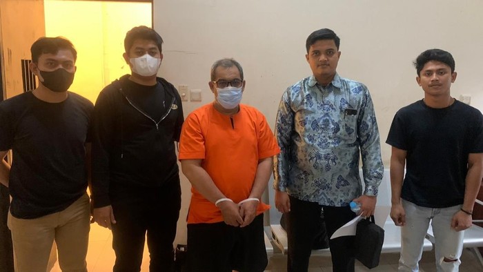 Tersangka saat diamankan dan di bawa ke Polda Riau