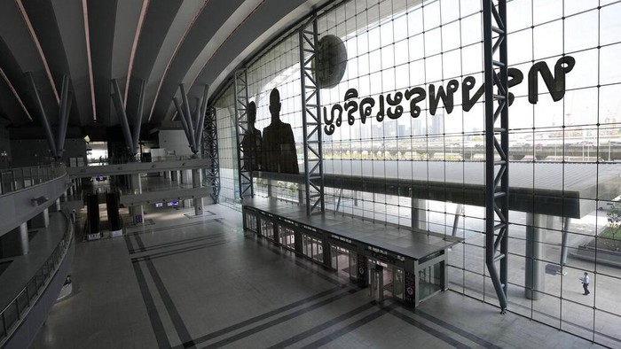 Thailand Punya Stasiun Kereta Terbesar se-Asia Tenggara, Ini Potretnya Passengers walk through the corridors of the massive Krung Thep Aphiwat Central Terminal in Bangkok, Thailand, Thursday, Jan. 19, 2023. Thailand ushered in a new age of train travel on Thursday when what’s said to be Southeast Asia’s biggest railway station officially began operations. (AP Photo/Sakchai Lalit)