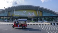 Kereta akan datang dan pergi di 24 jalur di 12 peron, dengan stasiun tersebut mampu mengelola hingga 40 kereta pada waktu yang sama, menurut pemerintah. Pada waktu puncak dapat menangani hingga 600.000 penumpang per hari, lebih dari 10 kali kapasitas stasiun lama, Hua Lamphong.