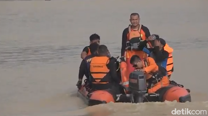 Tim Basarnas Sulsel melakukan pencarian korban yang tenggelam di Sungai Jeneberang.