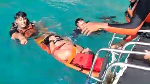 Tim SAR gabungan di Nusa Penida, Klungkung, Bali, mengevakuasi turis asing yang cedera gegara digulung ombak Pantai Kelingking, Minggu (22/1/2023).