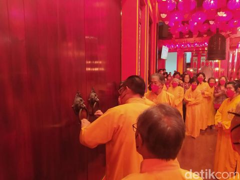 Umat Tempat Ibadah Tri Dharma (TITD) Liong Hok Bio Magelang melakukan sembahyang tutup tahun dan awal Tahun Baru Imlek, Sabtu (21/1) malam hingga Minggu (22/1/2023) dini hari.