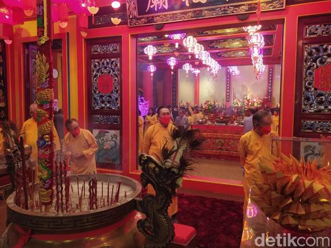 Umat Tempat Ibadah Tri Dharma (TITD) Liong Hok Bio Magelang melakukan sembahyang tutup tahun dan awal Tahun Baru Imlek, Sabtu (21/1) malam hingga Minggu (22/1/2023) dini hari.