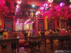 Melihat dari Dekat Sembahyang Sambut Imlek 2023 di Kelenteng Magelang