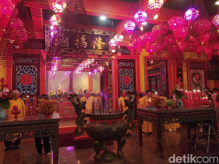 Umat Tempat Ibadah Tri Dharma (TITD) Liong Hok Bio Magelang melakukan sembahyang tutup tahun dan awal Tahun Baru Imlek, Sabtu (21/1) malam hingga Minggu (22/1/2023) dini hari.