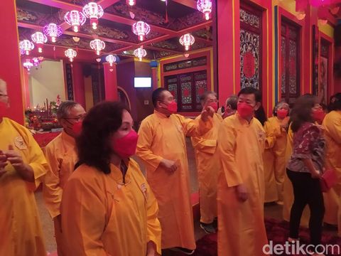 Umat Tempat Ibadah Tri Dharma (TITD) Liong Hok Bio Magelang melakukan sembahyang tutup tahun dan awal Tahun Baru Imlek, Sabtu (21/1) malam hingga Minggu (22/1/2023) dini hari.