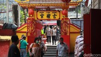 Vihara ini sempat terbakar dua kali, yaitu pada tragedi pembantaian angke tahun 1740 dan tahun 2015. Vihara Dharma Bhakti menjadi saksi bisu sejarah terkait kehidupan masyarakat di sekitaran glodok. Saat ini tempat ini menjadi tempat ibadah bagi dua umat beragama, yaitu masyarakat Tionghoa dan juga Buddha. Mereka pun memiliki tradisi melepaskan burung pada saat imlek, cocok untuk kamu lihat. Foto: Ari Saputra/detikcom