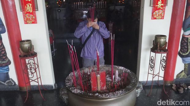 Warga keturunan Tionghoa berdoa di Vihara Tanda Bhakti, Kota Bandung, Minggu (22/1/2023).