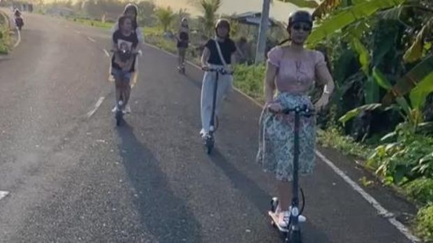 Suasana jalan-jalan sore dengan menggunakan skutik di Desa Pangkung Tibah, Kecamatan Kediri.