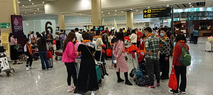 Wisman China tiba di Terminal Kedatangan Internasional Bandara I Gusti Ngurah Rai, Bali, Minggu (22/01/2023).