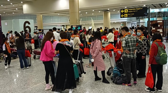 Wisman China tiba di Terminal Kedatangan Internasional Bandara I Gusti Ngurah Rai, Bali, Minggu (22/01/2023).