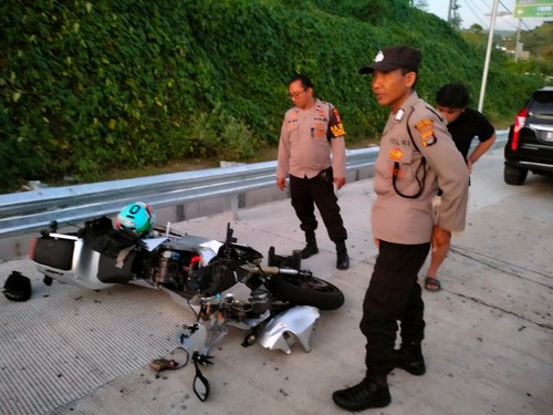 WNA Australia tewas tabrak pembatas jalan di Bypass BIL-Mandalika pada Sabtu (21/1/2023) kemarin. Foto: IST.