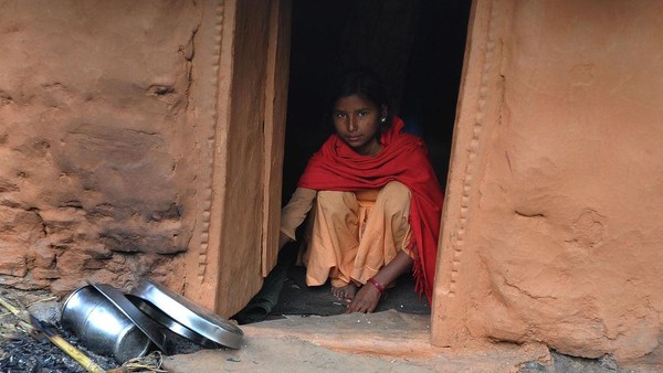 Lalu yang terakhir ada tradisi Chhaupadi. Tradisi ini tergolong ekstrim, karena bersifat memaksa perempuan di Nepal untuk melakukan berbagai hal yang seringkali menyakitkan. Kata Chhaupadi sendiri berarti memiliki kenajisan, dan hal ini telah berlangsung ratusan tahun. Salah satunya ialah bagi perempuan yang sedang dalam periode menstruasi atau haid, diharuskan untuk hidup terisolasi dan disiksa di dalam gubuk dengan alasan keagamaan dan adat. Wanita yang sedang kedatangan tamu bulanan atau pun wanita dalam masa nifas tersebut dianggap ‘najis’. Mereka akan diasingkan dalam sebuah gubuk menstruasi. Getty Images/PRAKASH MATHEMA Lalu yang terakhir ada tradisi Chhaupadi. Tradisi ini tergolong ekstrim, karena bersifat memaksa perempuan di Nepal untuk melakukan berbagai hal yang seringkali menyakitkan. Kata Chhaupadi sendiri berarti memiliki kenajisan, dan hal ini telah berlangsung ratusan tahun. Salah satunya ialah bagi perempuan yang sedang dalam periode menstruasi atau haid, diharuskan untuk hidup terisolasi dan disiksa di dalam gubuk dengan alasan keagamaan dan adat. Wanita yang sedang kedatangan tamu bulanan atau pun wanita dalam masa nifas tersebut dianggap ‘najis’. Mereka akan diasingkan dalam sebuah gubuk menstruasi. Getty Images/PRAKASH MATHEMA