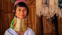 Layaknya Indonesia, Myanmar terdiri dari berbagai macam suku dan etnik. Salah satu suku yang terkenal di kalangan wisatawan adalah Suku Kayan. Perempuan suku Kayan menonjolkan kecantikan mereka dengan mengenakan cincin leher. Mereka biasanya mulai mengenakan koil hiasan ini saat berusia sekitar 5 tahun, lalu lebih banyak cincin akan ditambahkan seiring waktu. Menurut teori, praktik ini berawal dari keinginan untuk tampil lebih menarik, tapi juga dikatakan bahwa cincin-cincin ini membuat para perempuan itu menyerupai naga, makhluk yang penting dalam cerita rakyat suku ini. Getty Images/iStockphoto/R.M. Nunes