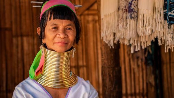 Layaknya Indonesia, Myanmar terdiri dari berbagai macam suku dan etnik. Salah satu suku yang terkenal di kalangan wisatawan adalah Suku Kayan. Perempuan suku Kayan menonjolkan kecantikan mereka dengan mengenakan cincin leher. Mereka biasanya mulai mengenakan koil hiasan ini saat berusia sekitar 5 tahun, lalu lebih banyak cincin akan ditambahkan seiring waktu. Menurut teori, praktik ini berawal dari keinginan untuk tampil lebih menarik, tapi juga dikatakan bahwa cincin-cincin ini membuat para perempuan itu menyerupai naga, makhluk yang penting dalam cerita rakyat suku ini. Getty Images/iStockphoto/R.M. Nunes Layaknya Indonesia, Myanmar terdiri dari berbagai macam suku dan etnik. Salah satu suku yang terkenal di kalangan wisatawan adalah Suku Kayan. Perempuan suku Kayan menonjolkan kecantikan mereka dengan mengenakan cincin leher. Mereka biasanya mulai mengenakan koil hiasan ini saat berusia sekitar 5 tahun, lalu lebih banyak cincin akan ditambahkan seiring waktu. Menurut teori, praktik ini berawal dari keinginan untuk tampil lebih menarik, tapi juga dikatakan bahwa cincin-cincin ini membuat para perempuan itu menyerupai naga, makhluk yang penting dalam cerita rakyat suku ini. Getty Images/iStockphoto/R.M. Nunes
