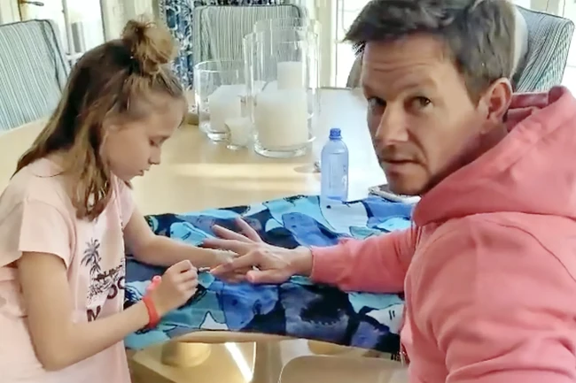 Mark Wahlberg harus bersabar saat sang putri memintanya untuk memakaikan cat kuku. Dia pun hanya bisa pasrah. Foto: Instagram