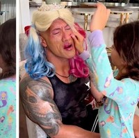 Dwayne ‘The Rock’ Johnson tampil gahar dan menakutkan saar memerankan superhero Black Adam. Tapi di depan anak perempuannya, dia rela pakai topi tutu, lipstik, eyeshadow hingga wig. Foto: Instagram