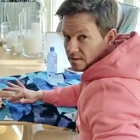Mark Wahlberg harus bersabar saat sang putri memintanya untuk memakaikan cat kuku. Dia pun hanya bisa pasrah. Foto: Instagram