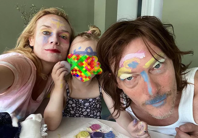 Norman Reedus populer sebagai survivor pemberani dan tahan banting di serial ‘The Walking Dead’. Siapa sangka saat di rumah bersama putrinya, dia mau pakai makeup dan didandani dengan riasan bernuansa pastel. Foto: Instagram