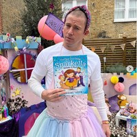 Channing Tatum memakai kostum girlie untuk sang putri. Dia tampak ‘manis’ dengan gaun berhias bintang-bintang dan rok tutu. Foto: Instagram