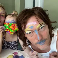 Norman Reedus populer sebagai survivor pemberani dan tahan banting di serial ‘The Walking Dead’. Siapa sangka saat di rumah bersama putrinya, dia mau pakai makeup dan didandani dengan riasan bernuansa pastel. Foto: Instagram
