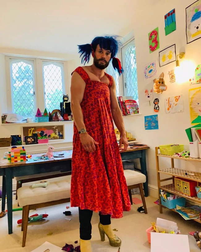 Jamie Dornan rela memakai gaun, legging, high heels hingga wig yang dikuncir dua saat bermain dengan ketiga putrinya. Foto: Instagram