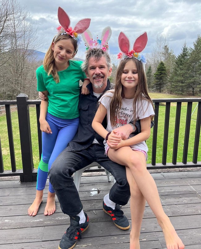 Untuk menghibur kedua putrinya, Ethan Hawke tampil kompak memakai bando berbentuk telinga kelinci yang diberi hiasan warna-warni. Foto: Instagram