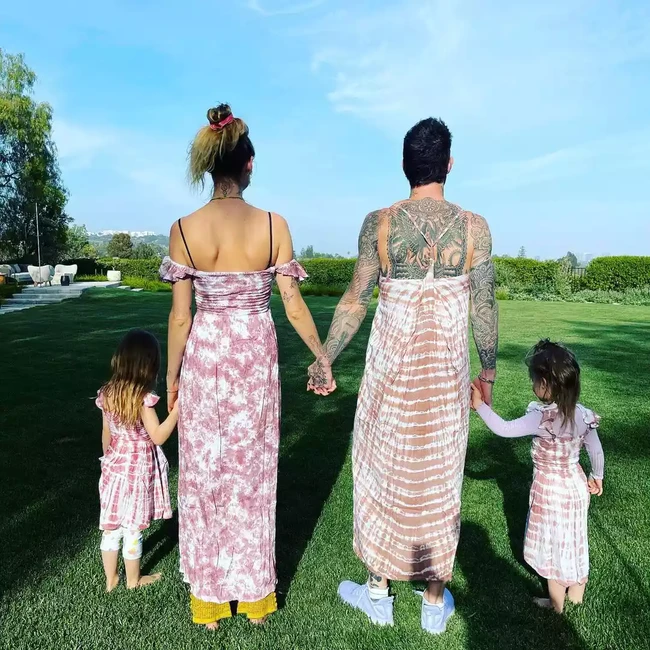 Adam Levine tampil kembar bersama kedua putrinya, memakai gaun bermotif tie dye. Foto: Instagram