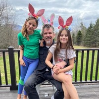 Untuk menghibur kedua putrinya, Ethan Hawke tampil kompak memakai bando berbentuk telinga kelinci yang diberi hiasan warna-warni. Foto: Instagram