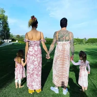 Adam Levine tampil kembar bersama kedua putrinya, memakai gaun bermotif tie dye. Foto: Instagram