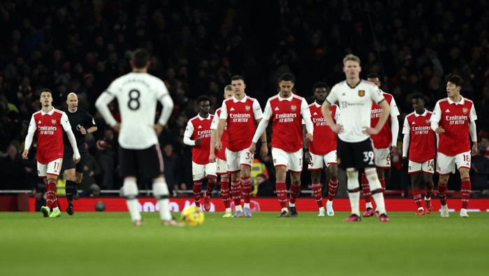 Manchester United players, front, react after Arsenals Bukayo Saka scoring his sides second goal during the English Premier League soccer match between Arsenal and Manchester United at Emirates stadium in London, Sunday, Jan. 22, 2023. (AP Photo/Ian Walton)