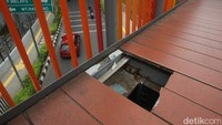 Bagi para pengunjung harap berhati-hati saat melewati jembatan tersebut.