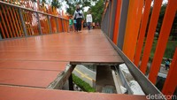 Sebuah lubang terlihat di Infinity Link Bridge, Taman Tebet Eco Park, Jakarta, Senin (23/1/2023). 