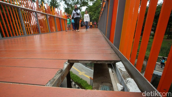 Awas! Ada Lubang Gede di Infinity Link Bridge Tebet Eco Park Lubang yang cukup besar terlihat di Infinity Link Bridge Taman Tebet Eco Park. Bagi para pengunjung harap berhati-hati saat melewati jembatan tersebut.