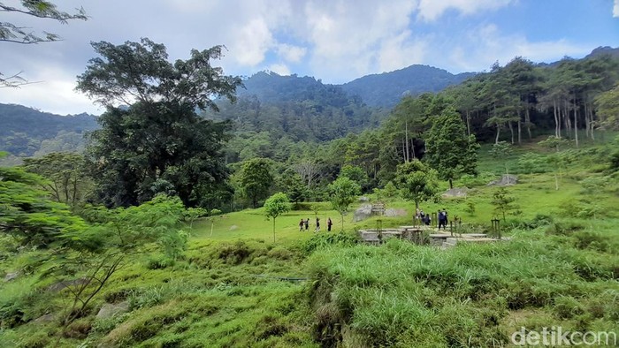 Baru Beureum merupakan salah satu nama bagi jalur pendakian Gunung Manglayang.
