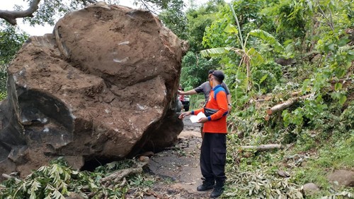 BPBD Karangasem saat hendak mengevakuasi batu besar yang menyumbat akses jalan warga di Desa Bunutan, Kecamatan Abang, Karangasem, Bali, Senin (23/1/2023).