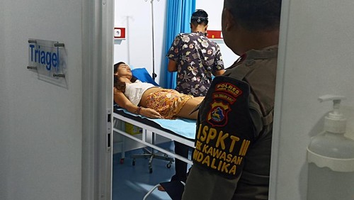 Bule Spanyol ditemukan tergeletak pingsan di pinggir jalan Bypass Kuta Mandalika-Songgong. Ia diduga mabuk dan mengalami kecelakaan tunggal.