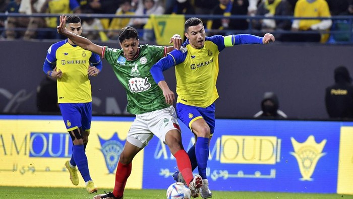 Al Nassrs Cristiano Ronaldo, right, fights for the ball during the Saudi Pro League match between Al Ettifaq FC and Al Nassr FC at Mrsool Park Stadium, in Riyadh, Saudi Arabia, Sunday, Jan. 22, 2023. (AP Photo)