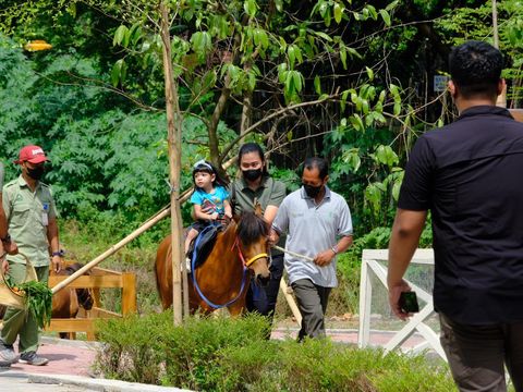 Cucu Jokowi, Jan ethes dan La Lembah Manah naik kuda di Solo Safari, Kota Solo, Senin (23/1/2023).