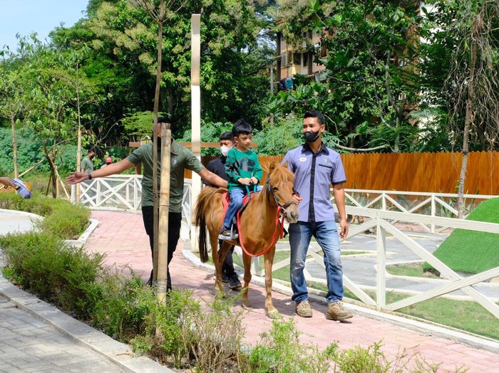 Cucu Jokowi, Jan ethes dan La Lembah Manah naik kuda di Solo Safari, Kota Solo, Senin (23/1/2023).