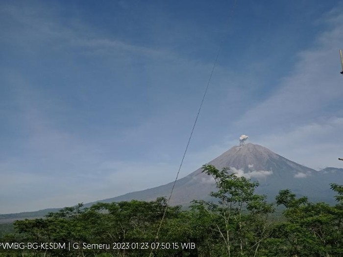 erupsi G. Semeru pada hari Senin, 23 Januari 2023, pukul 07:50 WIB
