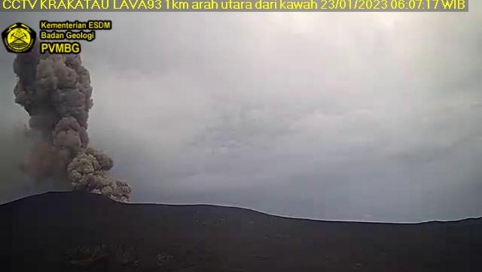 Erupsi Gunung Api Krakatau Senin (23/1/2023) pagi.