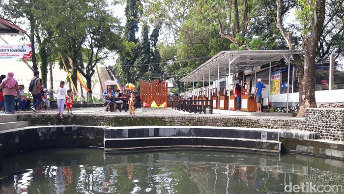 Foodcourt di Taman Handayaningrat di Desa Dukuh, Kecamatan Banyudono, Kabupaten Boyolali, Senin (23/1/2023).