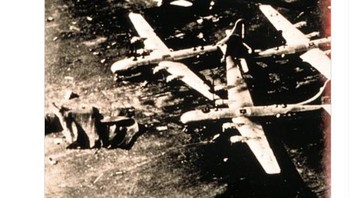 Di tahun 1948 ramalan tornado pertama yang sukses memprediksi bahwa tornado akan menyerang Pangkalan Angkatan Udara Tinker, Oklahoma. Foto: Twitter/OldWeatherPics
