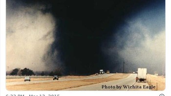 Tornado F5 di Hesston, Kansas, 13 Maret 1990  Foto: Twitter/OldWeatherPics