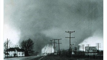 Sepasang tornado dekat Dunlap, Indiana selama wabah Minggu Palem 1965, 11 April 1965  Foto: Twitter/OldWeatherPics