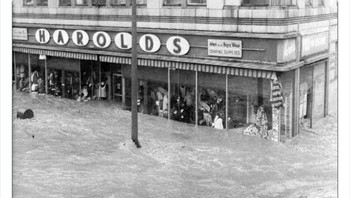 Banjir di Elmira, NY dari Badai Agnes, yang menerjang beberapa hari sebelumnya di sepanjang Florida Panhandle, Juni 1972 Foto: Twitter/OldWeatherPics
