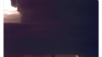 Keluarga mencoba menyelamatkan diri dari banjir di Columbus Ohio, 1913 Foto: Twitter/OldWeatherPics