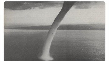 Waterspout di Laut Adriatik, 11 November 1944  Foto: Twitter/OldWeatherPics
